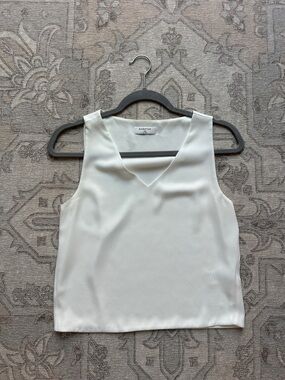 Aritzia White V-Neck Sleeveless Shell Top in XS